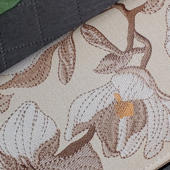 Faux Embroidered Flower Wallet 🌼 🌸 Tan Color - Picture 3 of 10